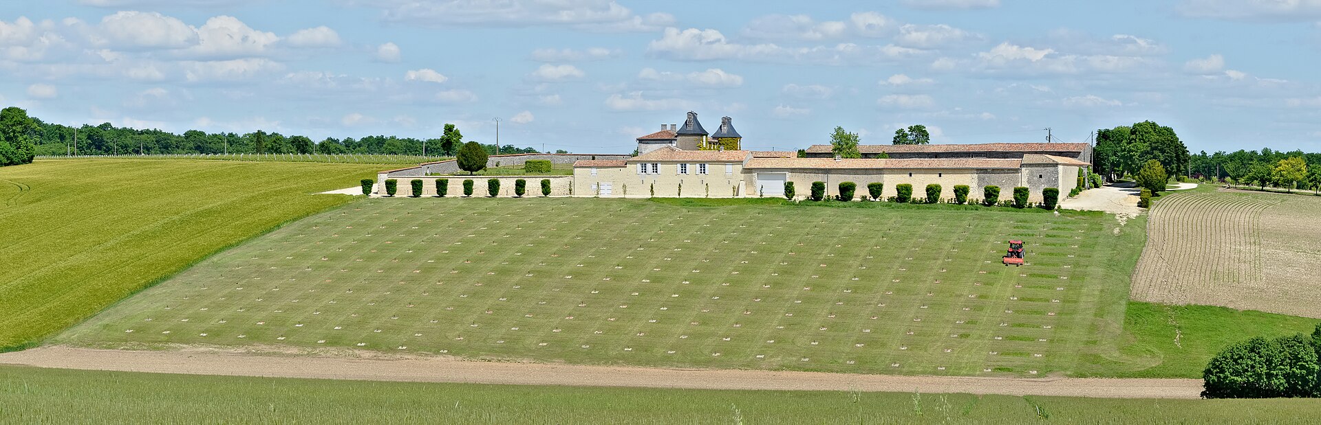 Paysage rural avec champs et habitat dispersé